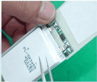 避免用鑷子之類的利器接觸電芯表面，防止刺破電芯包裝而造成漏液。