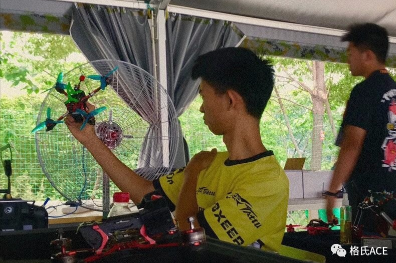 無人機參賽選手在調整無人機