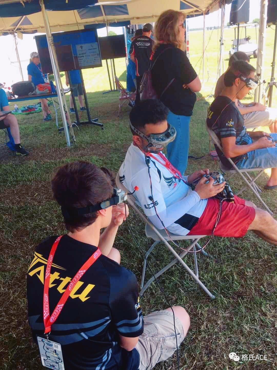 比賽中的無(wú)人機(jī)選手 比賽中的無(wú)人機(jī)選手