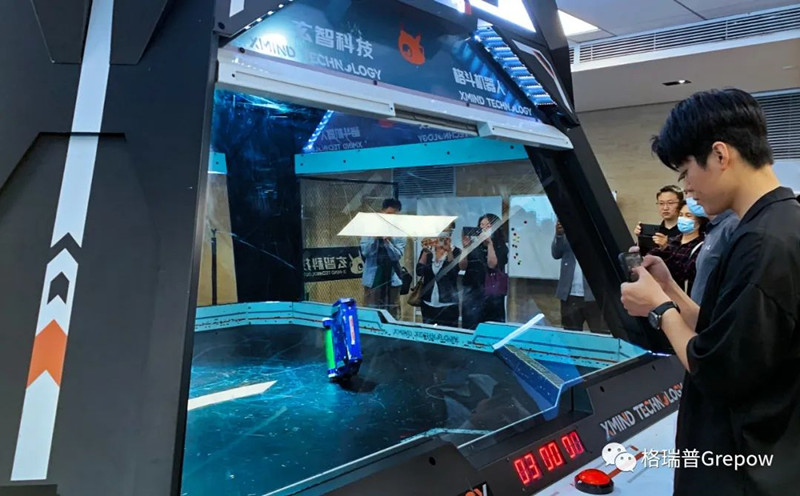 玄智科技同事在新辦公場(chǎng)所，展示了輕量級(jí)格斗機(jī)器人表演