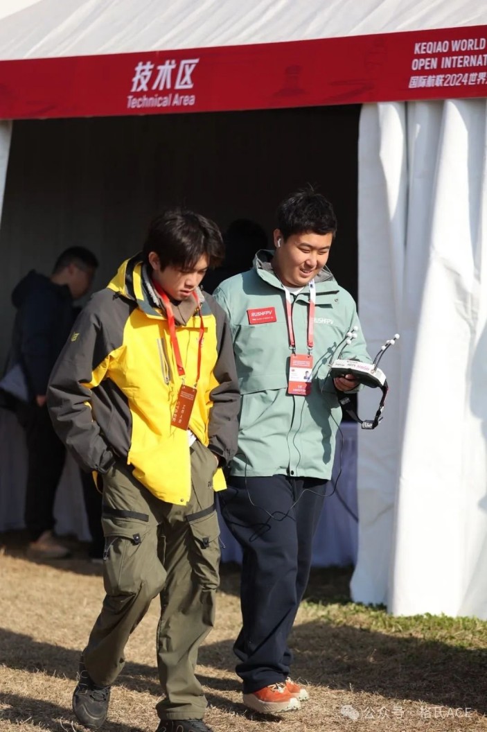 左云飛屹、右李冠辰