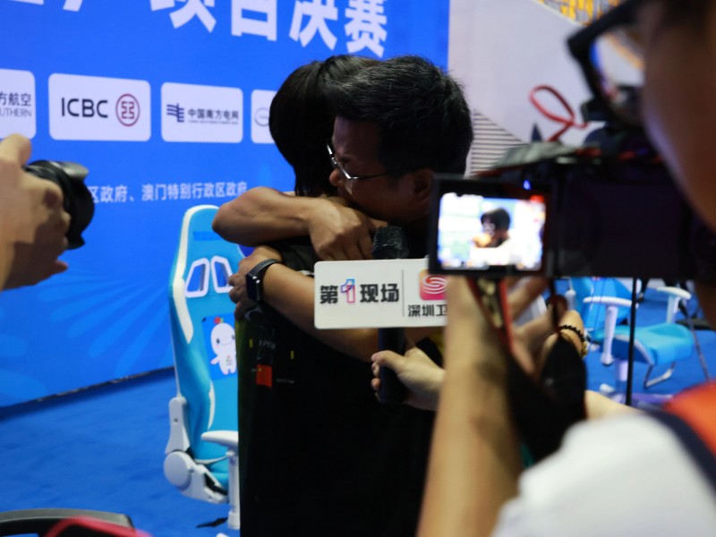 小白奪冠，師傅黃教練忍不住淚灑現(xiàn)場